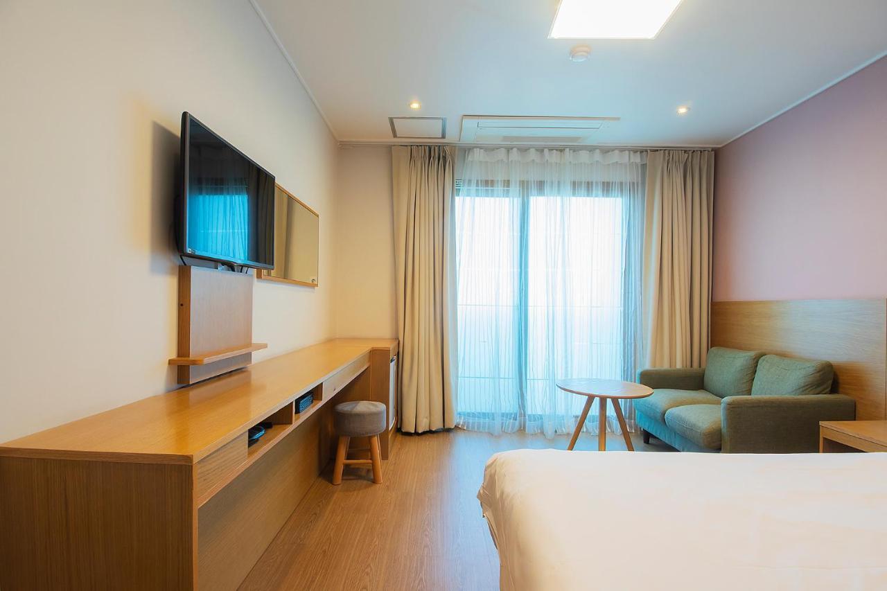 Sims Hotel Jeju Buitenkant foto