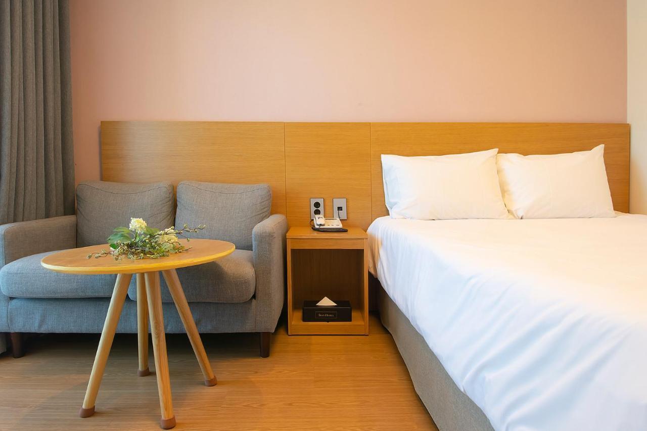 Sims Hotel Jeju Buitenkant foto